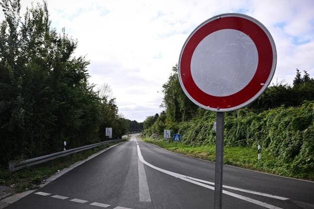Sperrung der A40 ** NUR FÜR REDAKTIONELLE ZWECKE ** EDITORIAL USE ONLY **<p>Die gesperrte Autobahn-Einfahrt an der Anschlussstelle Mülheim-Winkhausen, am 24.07.2026 in Mülheim. Die A40 ist zwischen Mülheim-Winkhausen und Essen-Ost vom 23.07 bis zum 31.07 vollständig gesperrt. Der Verkehr wird weiträumig umgeleitet, da neuer Flüsterasphalt eingebaut wird. Deutschland NRW Essen Copyright: SocratesxTassos *** Closure of the A40 ** FOR EDITORIAL PURPOSES ONLY ** EDITORIAL USE ONLY ** p The closed highway entrance at the Mülheim Winkhausen interchange, on July 24, 2026, in Mülheim. The A40 is completely closed between Mülheim Winkhausen and Essen Ost from July 23 through July 31. Traffic is being rerouted over a wide area, as new low-nois Copyright: SocratesxTassos doc86uqrnwbeblcirggm2w ,EDITORIAL USE ONLY