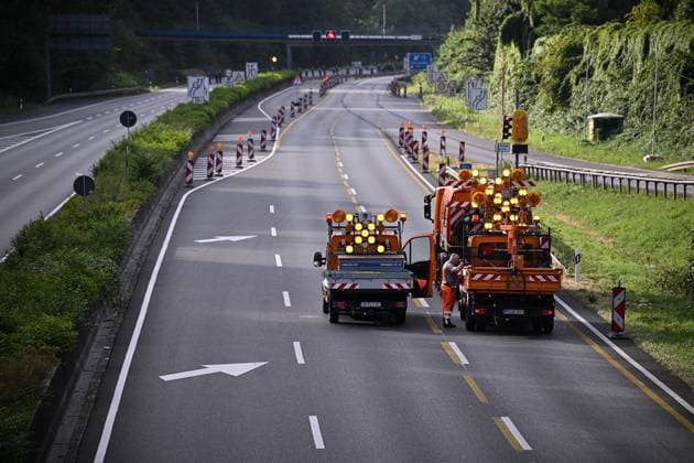Sperrung der A40 ** NUR FÜR REDAKTIONELLE ZWECKE ** EDITORIAL USE ONLY **<p>Zwei Baustellenfahrzeuge stehen auf der leeren Autobahn, an der an der Anschlussstelle Mülheim-Winkhausen, am 24.07.2026 in Mülheim. Die A40 ist zwischen Mülheim-Winkhausen und Essen-Ost vom 23.07 bis zum 31.07 vollständig gesperrt. Der Verkehr wird weiträumig umgeleitet, da neuer Flüsterasphalt eingebaut wird. Deutschland NRW Essen Copyright: SocratesxTassos *** A40 Closure ** FOR EDITORIAL PURPOSES ONLY ** EDITORIAL USE ONLY ** p Two construction vehicles are parked on the empty highway at the Mülheim Winkhausen interchange, on July 24, 2026, in Mülheim. The A40 is completely closed between Mülheim Winkhausen and Essen Ost from July 23 through July 31. Traf Copyright: SocratesxTassos doc86uqqpd5ky01edv0ocl9 ,EDITORIAL USE ONLY