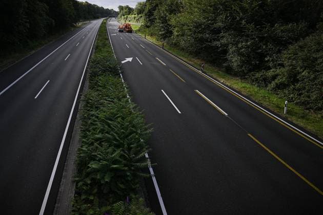 Sperrung der A40 ** NUR FÜR REDAKTIONELLE ZWECKE ** EDITORIAL USE ONLY **<p>Zwei Baustellenfahrzeuge stehen auf der leeren Autobahn, an der an der Anschlussstelle Mülheim-Winkhausen, am 24.07.2026 in Mülheim. Die A40 ist zwischen Mülheim-Winkhausen und Essen-Ost vom 23.07 bis zum 31.07 vollständig gesperrt. Der Verkehr wird weiträumig umgeleitet, da neuer Flüsterasphalt eingebaut wird. Deutschland NRW Essen Copyright: SocratesxTassos *** A40 Closure ** FOR EDITORIAL PURPOSES ONLY ** EDITORIAL USE ONLY ** p Two construction vehicles are parked on the empty highway at the Mülheim Winkhausen interchange, on July 24, 2026, in Mülheim. The A40 is completely closed between Mülheim Winkhausen and Essen Ost from July 23 through July 31. Traf Copyright: SocratesxTassos doc86uqqr3mnv918eid5k6v ,EDITORIAL USE ONLY
