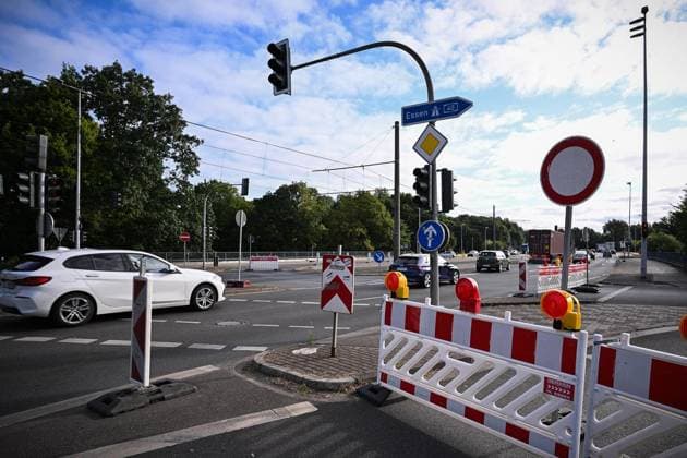 Sperrung der A40 ** NUR FÜR REDAKTIONELLE ZWECKE ** EDITORIAL USE ONLY **<p>Die gesperrte Autobahn-Einfahrt an der Anschlussstelle Mülheim-Winkhausen, am 24.07.2026 in Mülheim. Die A40 ist zwischen Mülheim-Winkhausen und Essen-Ost vom 23.07 bis zum 31.07 vollständig gesperrt. Der Verkehr wird weiträumig umgeleitet, da neuer Flüsterasphalt eingebaut wird. Deutschland NRW Essen Copyright: SocratesxTassos *** Closure of the A40 ** FOR EDITORIAL PURPOSES ONLY ** EDITORIAL USE ONLY ** p The closed highway entrance at the Mülheim Winkhausen interchange, on July 24, 2026, in Mülheim. The A40 is completely closed between Mülheim Winkhausen and Essen Ost from July 23 through July 31. Traffic is being rerouted over a wide area, as new low-nois Copyright: SocratesxTassos doc86uqqri3vva1lmgmcm2w ,EDITORIAL USE ONLY