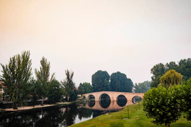 The Burgohondo fire forces the lockdown of several towns in Ávila and the evacuation of 1,500 people. View of the sky shrouded in smoke on July 24, 2026, in Burgohondo, Ávila, Castile and León, Spain. The fire, which remains beyond the firefighting teams’ capacity to extinguish, has forced the evacuation of some 1,500 people and has placed Burgohondo, Navaluenga, and El Tiemblo under lockdown. JULY 24, 2026 Burgohondo, ÃÁvila, Castile and Le Burgohondo, Ávila, Castile and Le Spain  Copyright: xMateoxLanzuelax 7683995
