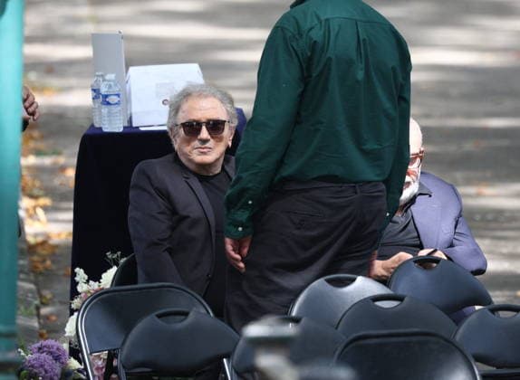 Francoise Coquet Funeral - Paris Michel Drucker and Dominique Farrugia during funeral of Francoise Coquet at Montmartre cemetery in Paris, France on July 24, 2026. French television producer Francoise Coquet died on July 20 2026, aged 83. Photo by Raphael Lafargue ABACAPRESS.COM Paris France  Copyright: xLafarguexRaphael ABACAx