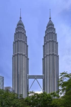 Petronas Towers, KLCC Twin Towers, miteinander verbundene 88 stöckige, superhohe Zwillingswolkenkratzer in der Hauptstadt Kuala Lumpur, Malaysia Petronas Towers, KLCC Twin Towers, interlinked pair of 88-storey supertall twin skyscrapers in capital city Kuala Lumpur, Malaysia Copyright: imageBROKER alimdix xArterra ibltsm18541763.jpg