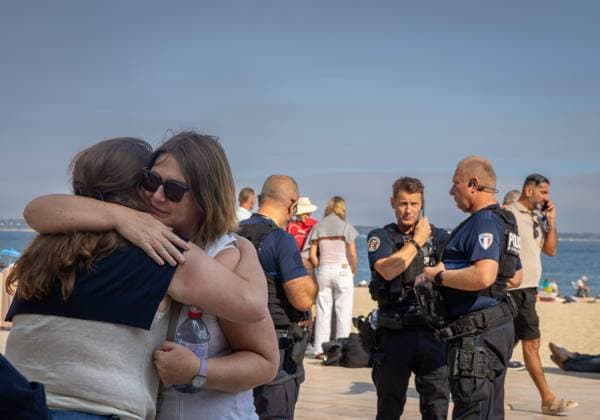 Fire: Evacuees arrive in Arcachon from the Lége-Cap Ferret Peninsula. PHOTOPQR SUD OUEST. Laurent Theillet. Arcachon, July 24, 2026. Fire, evacuees arrive in Arcachon from the Lége-Cap Ferret peninsula Arcachon, July 24, 2026 Arcachon, France, July 24, 2026 Fire at Cap Ferret—boat evacuations underway. Ferry services have been set up at four piers, and all residents and vacationers have been asked to evacuate as the flames advance. Arcachon, GIRONDE, France  Copyright: xPHOTOPQR SUDxOUEST MAXPPPxLaurentxTheilletx 20260724SDO8020 20260724SDO8025