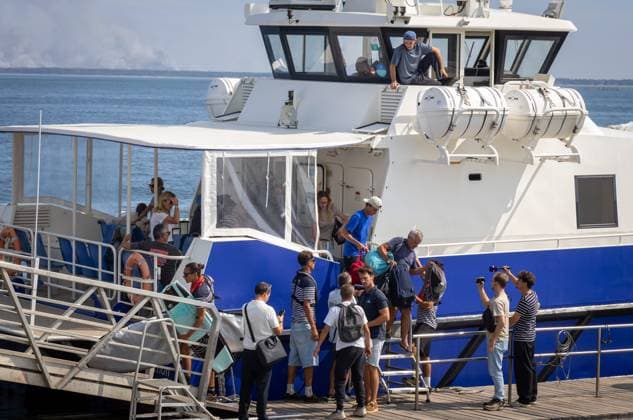 Fire: Evacuees arrive in Arcachon from the Lége-Cap Ferret Peninsula. PHOTOPQR SUD OUEST. Laurent Theillet. Arcachon, July 24, 2026. Fire, evacuees arrive in Arcachon from the Lége-Cap Ferret peninsula Arcachon, July 24, 2026 Arcachon, France, July 24, 2026 Fire at Cap Ferret—boat evacuations underway. Ferry services have been set up at four piers, and all residents and vacationers have been asked to evacuate as the flames advance. Arcachon, GIRONDE, France  Copyright: xPHOTOPQR SUDxOUEST MAXPPPxLaurentxTheilletx 20260724SDO8020 20260724SDO8026