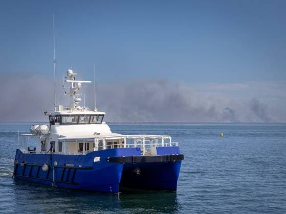 Fire: Evacuees arrive in Arcachon from the Lége-Cap Ferret Peninsula. PHOTOPQR SUD OUEST. Laurent Theillet. Arcachon, July 24, 2026. Fire, evacuees arrive in Arcachon from the Lége-Cap Ferret peninsula Arcachon, July 24, 2026 Arcachon, France, July 24, 2026 Fire at Cap Ferret—boat evacuations underway. Ferry services have been set up at four piers, and all residents and vacationers have been asked to evacuate as the flames advance. Arcachon, GIRONDE, France  Copyright: xPHOTOPQR SUDxOUEST MAXPPPxLaurentxTheilletx 20260724SDO8020 20260724SDO8035