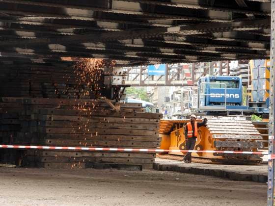 CNTV STERNBRUECKE- Arbeiter der DB Bahn und Fremdfirmen auf der Baustelle Neubau der Sternbruecke Die Sternbruecke an der Hamburger Stressemannstrasse wird mit einem Krahn und Schneidbrennern zerlegt und abgerissen Die alte Bruecke weicht nun entgültig dem Neubau Hamburg am 24.07.2026 Hamburg Deutschland *** CNTV STERNBRUECKE DB Bahn workers and contractors at the construction site for the new Sternbruecke The Sternbruecke on Hamburg s Stressemannstrasse is being dismantled and demolished using a crane and cutting torches The old bridge is now finally making way for the new structure Hamburg, July 2,4, 2026 Hamburg, Germany