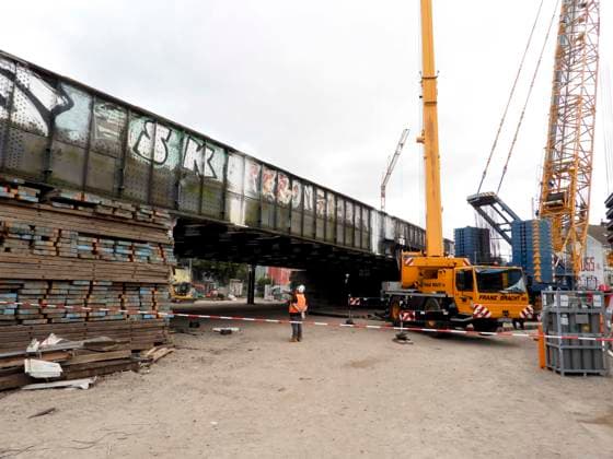 CNTV STERNBRUECKE- Arbeiter der DB Bahn und Fremdfirmen auf der Baustelle Neubau der Sternbruecke Die Sternbruecke an der Hamburger Stressemannstrasse wird mit einem Krahn und Schneidbrennern zerlegt und abgerissen Die alte Bruecke weicht nun entgültig dem Neubau Hamburg am 24.07.2026 Hamburg Deutschland *** CNTV STERNBRUECKE DB Bahn workers and contractors at the construction site for the new Sternbruecke The Sternbruecke on Hamburg s Stressemannstrasse is being dismantled and demolished using a crane and cutting torches The old bridge is now finally making way for the new structure Hamburg, July 2,4, 2026 Hamburg, Germany