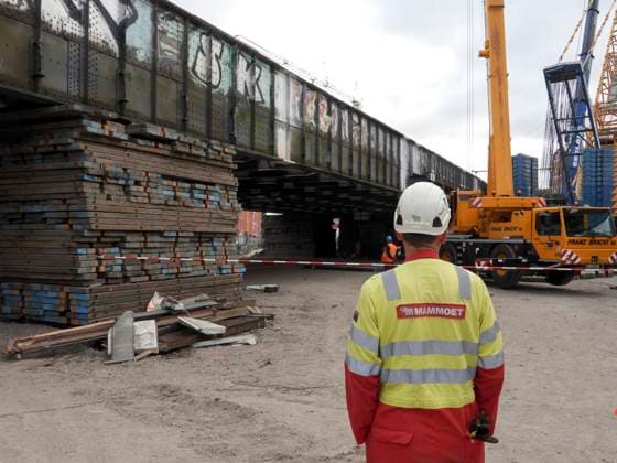 CNTV STERNBRUECKE- Arbeiter der DB Bahn und Fremdfirmen auf der Baustelle Neubau der Sternbruecke Die Sternbruecke an der Hamburger Stressemannstrasse wird mit einem Krahn und Schneidbrennern zerlegt und abgerissen Die alte Bruecke weicht nun entgültig dem Neubau Hamburg am 24.07.2026 Hamburg Deutschland *** CNTV STERNBRUECKE DB Bahn workers and contractors at the construction site for the new Sternbruecke The Sternbruecke on Hamburg s Stressemannstrasse is being dismantled and demolished using a crane and cutting torches The old bridge is now finally making way for the new structure Hamburg, July 2,4, 2026 Hamburg, Germany