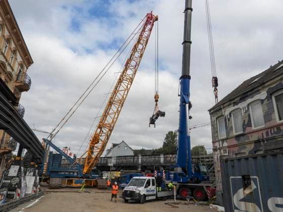 CNTV STERNBRUECKE- Arbeiter der DB Bahn und Fremdfirmen auf der Baustelle Neubau der Sternbruecke Die Sternbruecke an der Hamburger Stressemannstrasse wird mit einem Krahn und Schneidbrennern zerlegt und abgerissen Die alte Bruecke weicht nun entgültig dem Neubau Hamburg am 24.07.2026 Hamburg Deutschland *** CNTV STERNBRUECKE DB Bahn workers and contractors at the construction site for the new Sternbruecke The Sternbruecke on Hamburg s Stressemannstrasse is being dismantled and demolished using a crane and cutting torches The old bridge is now finally making way for the new structure Hamburg, July 2,4, 2026 Hamburg, Germany