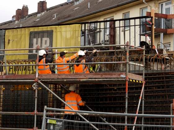 CNTV STERNBRUECKE- Arbeiter der DB Bahn und Fremdfirmen auf der Baustelle Neubau der Sternbruecke Die Sternbruecke an der Hamburger Stressemannstrasse wird mit einem Krahn und Schneidbrennern zerlegt und abgerissen Die alte Bruecke weicht nun entgültig dem Neubau Hamburg am 24.07.2026 Hamburg Deutschland *** CNTV STERNBRUECKE DB Bahn workers and contractors at the construction site for the new Sternbruecke The Sternbruecke on Hamburg s Stressemannstrasse is being dismantled and demolished using a crane and cutting torches The old bridge is now finally making way for the new structure Hamburg, July 2,4, 2026 Hamburg, Germany