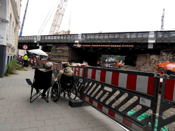 CNTV STERNBRUECKE- Zuschauer an der Baustelle Sternbrücke Die Sternbruecke an der Hamburger Stressemannstrasse wird mit einem Krahn und Schneidbrennern zerlegt und abgerissen Die alte Bruecke weicht nun entgültig dem Neubau Hamburg am 24.07.2026 Hamburg Deutschland *** CNTV STERNBRUECKE Spectators at the Sternbrücke construction site The Sternbrücke on Hamburg s Stressemannstrasse is being dismantled and demolished using a crane and cutting torches. The old bridge is now finally making way for the new structure. Hamburg, July 24, 2026. Hamburg, Germany