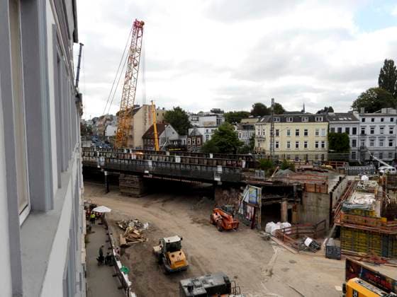 CNTV STERNBRUECKE- Arbeiter der DB Bahn und Fremdfirmen auf der Baustelle Neubau der Sternbruecke Die Sternbruecke an der Hamburger Stressemannstrasse wird mit einem Krahn und Schneidbrennern zerlegt und abgerissen Die alte Bruecke weicht nun entgültig dem Neubau Hamburg am 24.07.2026 Hamburg Deutschland *** CNTV STERNBRUECKE DB Bahn workers and contractors at the construction site for the new Sternbruecke The Sternbruecke on Hamburg s Stressemannstrasse is being dismantled and demolished using a crane and cutting torches The old bridge is now finally making way for the new structure Hamburg, July 2,4, 2026 Hamburg, Germany