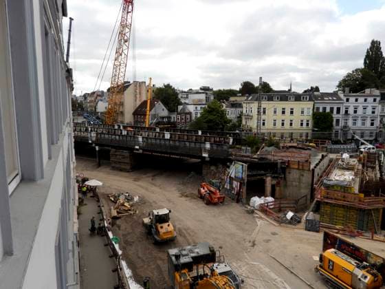 CNTV STERNBRUECKE- Arbeiter der DB Bahn und Fremdfirmen auf der Baustelle Neubau der Sternbruecke Die Sternbruecke an der Hamburger Stressemannstrasse wird mit einem Krahn und Schneidbrennern zerlegt und abgerissen Die alte Bruecke weicht nun entgültig dem Neubau Hamburg am 24.07.2026 Hamburg Deutschland *** CNTV STERNBRUECKE DB Bahn workers and contractors at the construction site for the new Sternbruecke The Sternbruecke on Hamburg s Stressemannstrasse is being dismantled and demolished using a crane and cutting torches The old bridge is now finally making way for the new structure Hamburg, July 2,4, 2026 Hamburg, Germany