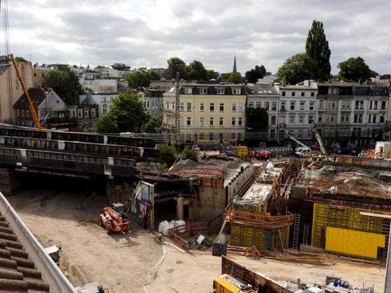 CNTV STERNBRUECKE- Arbeiter der DB Bahn und Fremdfirmen auf der Baustelle Neubau der Sternbruecke Die Sternbruecke an der Hamburger Stressemannstrasse wird mit einem Krahn und Schneidbrennern zerlegt und abgerissen Die alte Bruecke weicht nun entgültig dem Neubau Hamburg am 24.07.2026 Hamburg Deutschland *** CNTV STERNBRUECKE DB Bahn workers and contractors at the construction site for the new Sternbruecke The Sternbruecke on Hamburg s Stressemannstrasse is being dismantled and demolished using a crane and cutting torches The old bridge is now finally making way for the new structure Hamburg, July 2,4, 2026 Hamburg, Germany