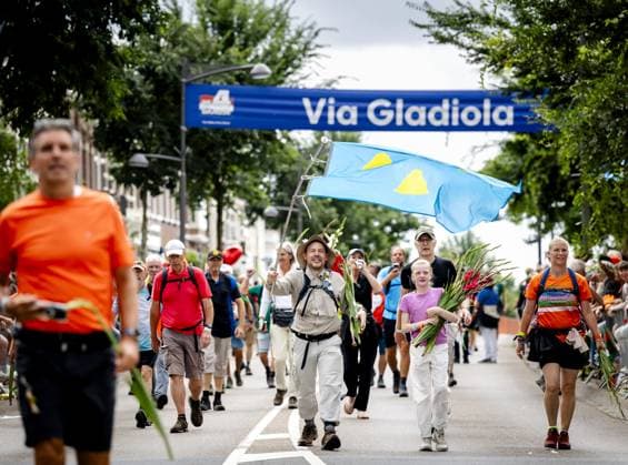 NIJMEGEN - Walkers are cheered on the Via Gladiola during the final day of the Nijmegen Four Days Marches. ANP SEM VAN DER WAL netherlands out - belgium out  Copyright: xx x564190636x originalFilename: 564190636.jpg