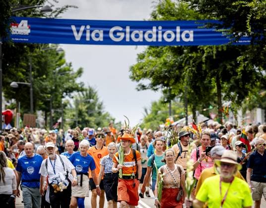 NIJMEGEN - Walkers are cheered on the Via Gladiola during the final day of the Nijmegen Four Days Marches. ANP SEM VAN DER WAL netherlands out - belgium out  Copyright: xx x564190695x originalFilename: 564190695.jpg