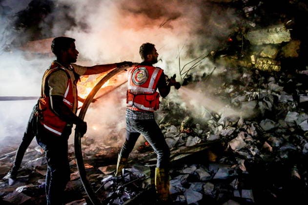 PALESTINIAN TERRITORIES, GAZA STRIP - JULY 24, 2026: Emergency workers put out fires after an Israeli military strike on residential areas Palestinian Territories  - ZUMAt113 20260724_zaa_t113_169 Copyright: xKhasanxAlzaaninx
