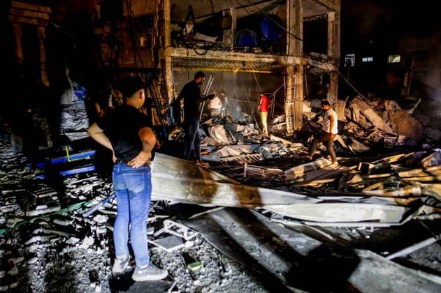 PALESTINIAN TERRITORIES, GAZA STRIP - JULY 24, 2026: Civilians observe damage from an Israeli military strike on residential areas Palestinian Territories  - ZUMAt113 20260724_zaa_t113_170 Copyright: xKhasanxAlzaaninx
