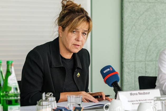 24.07.2026. Düsseldorf. Mona Neubaur, NRW-Wirtschaftsministerin und Stellvertretende NRW-Ministerpräsidentin, stellt das Maßnahmenpaket für mehr Klimaschutz, Klimaanpassung und wirtschaftliche Modernisierung in einem Pressegespräch vor. Niedrigwasser im Rhein, Starkregen in Ostwestfalen, Hitze im ganzen Land: Die Klimakrise ist Realität für Menschen und Unternehmen in Nordrhein-Westfalen. Die Landesregierung handelt und investiert so viel wie noch nie. Düsseldorf Ministerium für Wirtschaft, Industrie, Klimaschutz und Energie Nordrhein-Westfalen Deutschland *** July 24, 2026, Düsseldorf: Mona Neubaur, Minister of Economic Affairs and Deputy Minister-President of North Rhine-Westphalia, presents a package of measures for greater cli