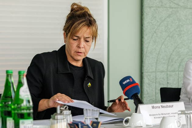 24.07.2026. Düsseldorf. Mona Neubaur, NRW-Wirtschaftsministerin und Stellvertretende NRW-Ministerpräsidentin, stellt das Maßnahmenpaket für mehr Klimaschutz, Klimaanpassung und wirtschaftliche Modernisierung in einem Pressegespräch vor. Niedrigwasser im Rhein, Starkregen in Ostwestfalen, Hitze im ganzen Land: Die Klimakrise ist Realität für Menschen und Unternehmen in Nordrhein-Westfalen. Die Landesregierung handelt und investiert so viel wie noch nie. Düsseldorf Ministerium für Wirtschaft, Industrie, Klimaschutz und Energie Nordrhein-Westfalen Deutschland *** July 24, 2026, Düsseldorf: Mona Neubaur, Minister of Economic Affairs and Deputy Minister-President of North Rhine-Westphalia, presents a package of measures for greater cli
