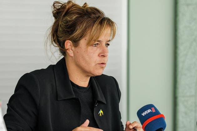24.07.2026. Düsseldorf. Mona Neubaur, NRW-Wirtschaftsministerin und Stellvertretende NRW-Ministerpräsidentin, stellt das Maßnahmenpaket für mehr Klimaschutz, Klimaanpassung und wirtschaftliche Modernisierung in einem Pressegespräch vor. Niedrigwasser im Rhein, Starkregen in Ostwestfalen, Hitze im ganzen Land: Die Klimakrise ist Realität für Menschen und Unternehmen in Nordrhein-Westfalen. Die Landesregierung handelt und investiert so viel wie noch nie. Düsseldorf Ministerium für Wirtschaft, Industrie, Klimaschutz und Energie Nordrhein-Westfalen Deutschland *** July 24, 2026, Düsseldorf: Mona Neubaur, Minister of Economic Affairs and Deputy Minister-President of North Rhine-Westphalia, presents a package of measures for greater cli
