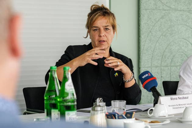 24.07.2026. Düsseldorf. Mona Neubaur, NRW-Wirtschaftsministerin und Stellvertretende NRW-Ministerpräsidentin, stellt das Maßnahmenpaket für mehr Klimaschutz, Klimaanpassung und wirtschaftliche Modernisierung in einem Pressegespräch vor. Niedrigwasser im Rhein, Starkregen in Ostwestfalen, Hitze im ganzen Land: Die Klimakrise ist Realität für Menschen und Unternehmen in Nordrhein-Westfalen. Die Landesregierung handelt und investiert so viel wie noch nie. Düsseldorf Ministerium für Wirtschaft, Industrie, Klimaschutz und Energie Nordrhein-Westfalen Deutschland *** July 24, 2026, Düsseldorf: Mona Neubaur, Minister of Economic Affairs and Deputy Minister-President of North Rhine-Westphalia, presents a package of measures for greater cli