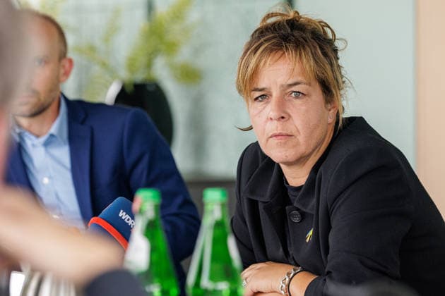 24.07.2026. Düsseldorf. Mona Neubaur, NRW-Wirtschaftsministerin und Stellvertretende NRW-Ministerpräsidentin, stellt das Maßnahmenpaket für mehr Klimaschutz, Klimaanpassung und wirtschaftliche Modernisierung in einem Pressegespräch vor. Niedrigwasser im Rhein, Starkregen in Ostwestfalen, Hitze im ganzen Land: Die Klimakrise ist Realität für Menschen und Unternehmen in Nordrhein-Westfalen. Die Landesregierung handelt und investiert so viel wie noch nie. Düsseldorf Ministerium für Wirtschaft, Industrie, Klimaschutz und Energie Nordrhein-Westfalen Deutschland *** July 24, 2026, Düsseldorf: Mona Neubaur, Minister of Economic Affairs and Deputy Minister-President of North Rhine-Westphalia, presents a package of measures for greater cli