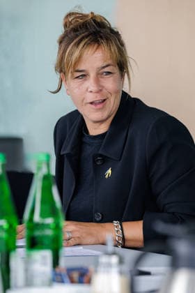 24.07.2026. Düsseldorf. Mona Neubaur, NRW-Wirtschaftsministerin und Stellvertretende NRW-Ministerpräsidentin, stellt das Maßnahmenpaket für mehr Klimaschutz, Klimaanpassung und wirtschaftliche Modernisierung in einem Pressegespräch vor. Niedrigwasser im Rhein, Starkregen in Ostwestfalen, Hitze im ganzen Land: Die Klimakrise ist Realität für Menschen und Unternehmen in Nordrhein-Westfalen. Die Landesregierung handelt und investiert so viel wie noch nie. Düsseldorf Ministerium für Wirtschaft, Industrie, Klimaschutz und Energie Nordrhein-Westfalen Deutschland *** July 24, 2026, Düsseldorf: Mona Neubaur, Minister of Economic Affairs and Deputy Minister-President of North Rhine-Westphalia, presents a package of measures for greater cli
