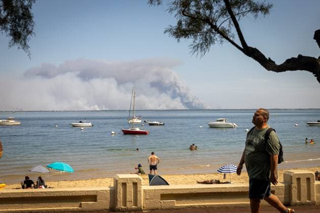 MAJOR FIRES IN GIRONDE DAY 2 PHOTOPQR VOIX DU NORD SEVERINE COURBE JULY 24, 2026 ARCACHON JULY 24, 26 Major fires and forest fires in Gironde; the atmosphere along the waterfront, where the latest victims from Cap Ferret are being evacuated at the Thiers Pier PHOTO SEVERINE COURBE LA VOIX DU NORD Fire in Lége, Cap Ferret, southwestern France, on July 24, 2026 GIRONDE France  Copyright: xPHOTOPQR VOIXxDUxNORD MAXPPPxSEVERINExCOURBEx 20260724VDN8208 20260724VDN8208