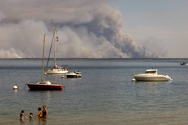 MAJOR FIRES IN GIRONDE DAY 2 PHOTOPQR VOIX DU NORD SEVERINE COURBE JULY 24, 2026 ARCACHON JULY 24, 26 Major fires and forest fires in Gironde; the atmosphere along the waterfront, where the latest victims from Cap Ferret are being evacuated at the Thiers Pier PHOTO SEVERINE COURBE LA VOIX DU NORD Fire in Lége, Cap Ferret, southwestern France, on July 24, 2026 GIRONDE France  Copyright: xPHOTOPQR VOIXxDUxNORD MAXPPPxSEVERINExCOURBEx 20260724VDN8222 20260724VDN8222