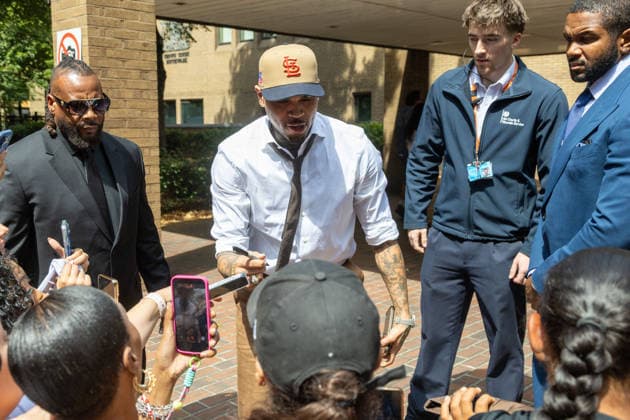 July 24, 2026, London, England, United Kingdom: R&B singer CHRIS BROWN leaves Southwark Crown Court after a case management hearing. He is charged over an alleged assault in a London nightclub. The American musician is accused of causing grievous bodily harm to Abraham Diaw in February 2023. London United Kingdom - ZUMAs262 20260724_zip_s262_012 Copyright: xTayfunxSalcix