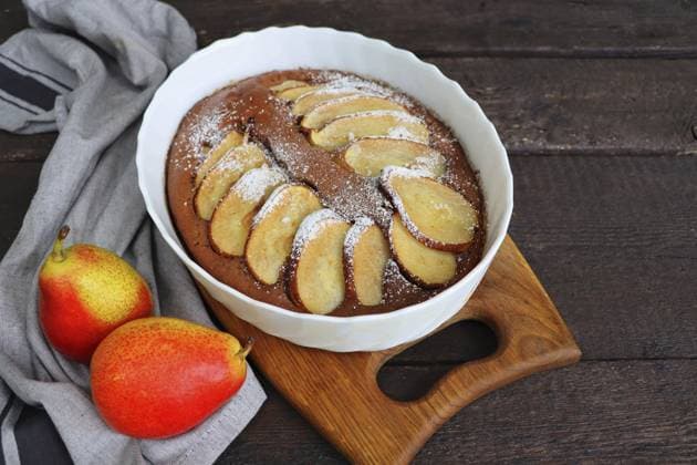 Schokoladen Brownie mit einer Birne in einer Auflaufform. Im Stil des Essenssammelns. Herbstlicher Hintergrund. Zutaten für seine Zubereitung Chocolate Brownie with a pear in a baking dish. Food gathering style. Autumn background. Ingredients for its preparation Copyright: imageBROKER VirginijaxVaidakavic ibxvva18158433.jpg