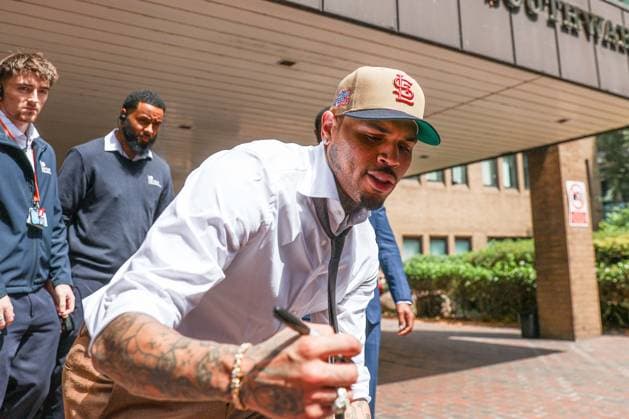 Singer Chris Brown appears in London court over alleged nightclub assault LONDON, UNITED KINGDOM - JULY 24: American R&B singer Chris Brown signs an autograph for a fan as he leaves the Southwark Crown Court after attending a hearing regarding an alleged assault at a London nightclub, in London, United Kingdom, on July 24, 2026. Zeynep Demir Anadolu London United Kingdom. Editorial use only. Please get in touch for any other usage.  Copyright: x2026xAnadoluxZeynepxDemirx