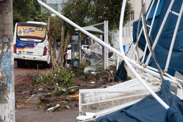 RIBEIRaO PRETO, SP - 24.07.2026: VENDAVAL RIBEIRaO - A strong gale with winds of 70 km h, recorded at the Leite Lopes airport station in Ribeirao Preto, in the interior of Sao Paulo, caused one fatality and damage to a roof and several traffic jams. At the Santa Lydia Hospital, a tree fell and blocked the access road to the hospital unit, which was also flooded. The site is operating with an electric generator. x2988646x  JoelxSilva