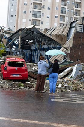 RIBEIRaO PRETO, SP - 24.07.2026: VENDAVAL RIBEIRaO - A strong gale with winds of 70 km h, recorded at the Leite Lopes airport station in Ribeirao Preto, in the interior of Sao Paulo, caused one fatality and damage to a roof and several traffic jams. At the Santa Lydia Hospital, a tree fell and blocked the access road to the hospital unit, which was also flooded. The site is operating with an electric generator. x2988649x  JoelxSilva