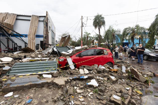 RIBEIRaO PRETO, SP - 24.07.2026: VENDAVAL RIBEIRaO - A strong gale with winds of 70 km h, recorded at the Leite Lopes airport station in Ribeirao Preto, in the interior of Sao Paulo, caused one fatality and damage to a roof and several traffic jams. At the Santa Lydia Hospital, a tree fell and blocked the access road to the hospital unit, which was also flooded. The site is operating with an electric generator. x2988652x  JoelxSilva