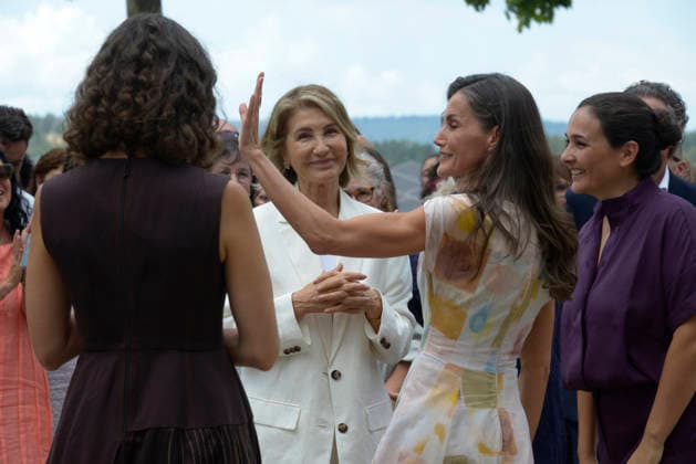 Queen Letizia visits the Adolfo Domínguez fashion house in San Cibrao das Vinas, Ourense. Queen Letizia, accompanied by designer Elena González (c) and the group’s president, Adriana Domínguez (d), during a visit to the facilities of the Adolfo Domínguez fashion house, on July 24, 2026, in San Cibrao das Vinas, Ourense, Galicia, Spain. The visit took place to mark the 50th anniversary of the clothing brand, which employs more than 1,000 professionals, 80 percent of whom are women, and which is chaired by Adriana Domínguez, the eldest daughter of businessman Adolfo Domínguez. JULY 24, 2026 San Cibrao das Vinas, Ourense, G San Cibrao das Vinas, Ourense, G Spain  Copyright: xRosaxVeigax 7685019