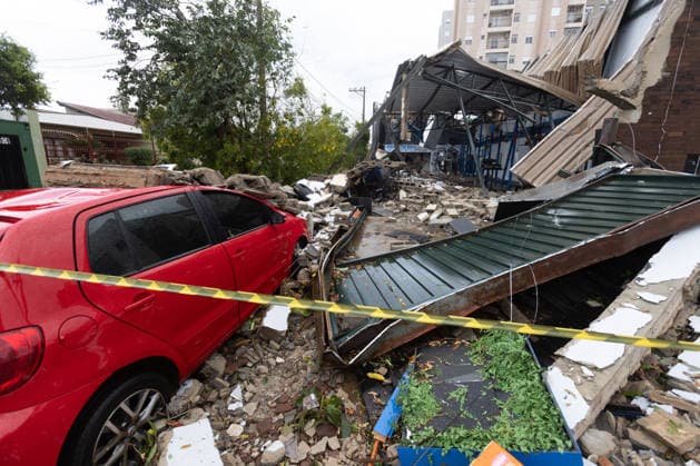 RIBEIRaO PRETO, SP - 24.07.2026: VENDAVAL RIBEIRaO - A strong gale with winds of 70 km h, recorded at the Leite Lopes airport station in Ribeirao Preto, in the interior of Sao Paulo, caused one fatality and damage to a roof and several traffic jams. At the Santa Lydia Hospital, a tree fell and blocked the access road to the hospital unit, which was also flooded. The site is operating with an electric generator. x2988654x  JoelxSilva