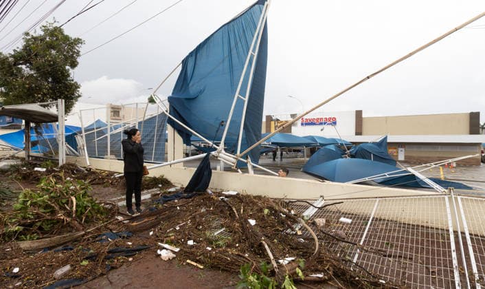 RIBEIRaO PRETO, SP - 24.07.2026: VENDAVAL RIBEIRaO - A strong gale with winds of 70 km h, recorded at the Leite Lopes airport station in Ribeirao Preto, in the interior of Sao Paulo, caused one fatality and damage to a roof and several traffic jams. At the Santa Lydia Hospital, a tree fell and blocked the access road to the hospital unit, which was also flooded. The site is operating with an electric generator. x2988656x  JoelxSilva
