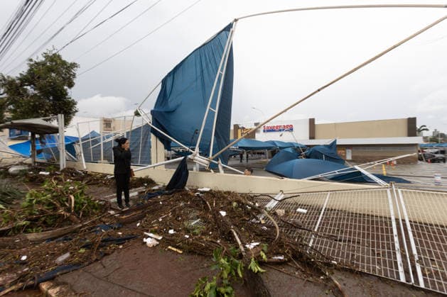RIBEIRaO PRETO, SP - 24.07.2026: VENDAVAL RIBEIRaO - A strong gale with winds of 70 km h, recorded at the Leite Lopes airport station in Ribeirao Preto, in the interior of Sao Paulo, caused one fatality and damage to a roof and several traffic jams. At the Santa Lydia Hospital, a tree fell and blocked the access road to the hospital unit, which was also flooded. The site is operating with an electric generator. x2988657x  JoelxSilva