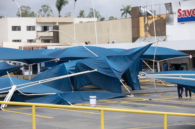 RIBEIRaO PRETO, SP - 24.07.2026: VENDAVAL RIBEIRaO - A strong gale with winds of 70 km h, recorded at the Leite Lopes airport station in Ribeirao Preto, in the interior of Sao Paulo, caused one fatality and damage to a roof and several traffic jams. At the Santa Lydia Hospital, a tree fell and blocked the access road to the hospital unit, which was also flooded. The site is operating with an electric generator. x2988658x  JoelxSilva