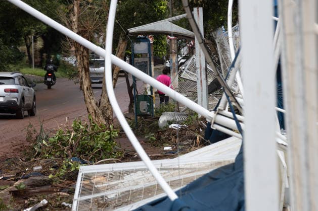 RIBEIRaO PRETO, SP - 24.07.2026: VENDAVAL RIBEIRaO - A strong gale with winds of 70 km h, recorded at the Leite Lopes airport station in Ribeirao Preto, in the interior of Sao Paulo, caused one fatality and damage to a roof and several traffic jams. At the Santa Lydia Hospital, a tree fell and blocked the access road to the hospital unit, which was also flooded. The site is operating with an electric generator. x2988661x  JoelxSilva