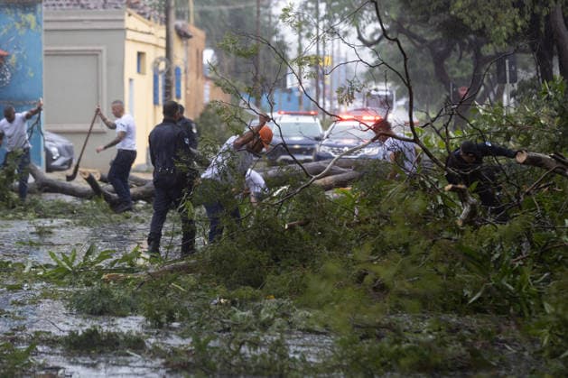 RIBEIRaO PRETO, SP - 24.07.2026: VENDAVAL RIBEIRaO - A strong gale with winds of 70 km h, recorded at the Leite Lopes airport station in Ribeirao Preto, in the interior of Sao Paulo, caused one fatality and damage to a roof and several traffic jams. At the Santa Lydia Hospital, a tree fell and blocked the access road to the hospital unit, which was also flooded. The site is operating with an electric generator. x2988663x  JoelxSilva