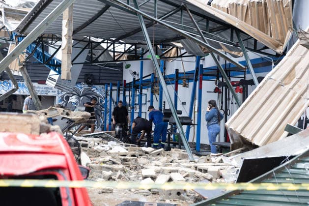 RIBEIRaO PRETO, SP - 24.07.2026: VENDAVAL RIBEIRaO - A strong gale with winds of 70 km h, recorded at the Leite Lopes airport station in Ribeirao Preto, in the interior of Sao Paulo, caused one fatality and damage to a roof and several traffic jams. At the Santa Lydia Hospital, a tree fell and blocked the access road to the hospital unit, which was also flooded. The site is operating with an electric generator. x2988669x  JoelxSilva