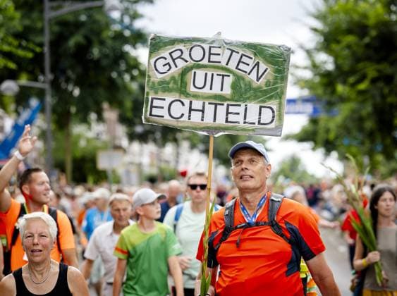 NIJMEGEN - Walkers are cheered on the Via Gladiola during the final day of the Nijmegen Four Days Marches. ANP SEM VAN DER WAL netherlands out - belgium out  Copyright: xx x564197022x originalFilename: 564197022.jpg