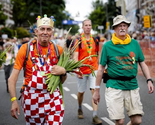NIJMEGEN - Walkers are cheered on the Via Gladiola during the final day of the Nijmegen Four Days Marches. ANP SEM VAN DER WAL netherlands out - belgium out  Copyright: xx x564197121x originalFilename: 564197121.jpg