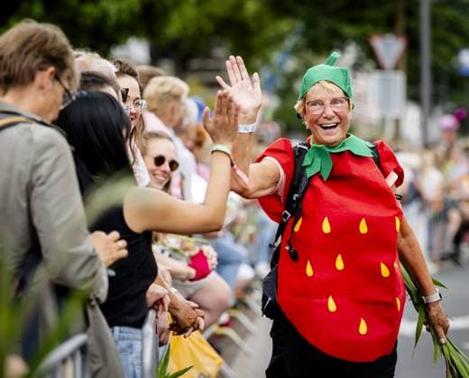 NIJMEGEN - Walkers are cheered on the Via Gladiola during the final day of the Nijmegen Four Days Marches. ANP SEM VAN DER WAL netherlands out - belgium out  Copyright: xx x564197248x originalFilename: 564197248.jpg