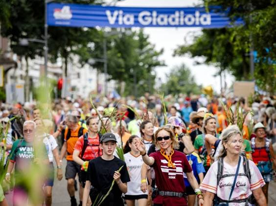 NIJMEGEN - Walkers are cheered on the Via Gladiola during the final day of the Nijmegen Four Days Marches. ANP SEM VAN DER WAL netherlands out - belgium out  Copyright: xx x564197536x originalFilename: 564197536.jpg