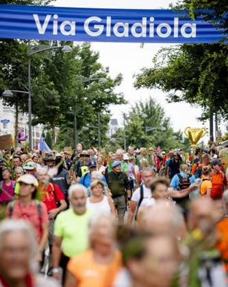 NIJMEGEN - Walkers are cheered on the Via Gladiola during the final day of the Nijmegen Four Days Marches. ANP SEM VAN DER WAL netherlands out - belgium out  Copyright: xx x564197582x originalFilename: 564197582.jpg